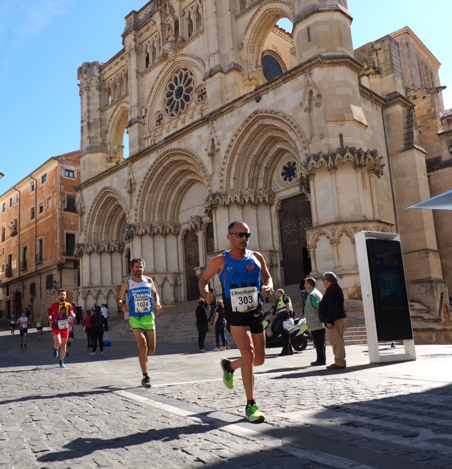 Vicente pasando por la catedral, la única de estilo normando en España.
